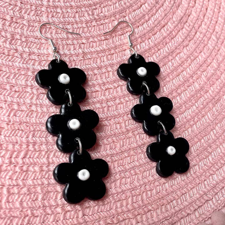 Svart dangly blomma kedja örhängen för wholesale av Made By Samantha