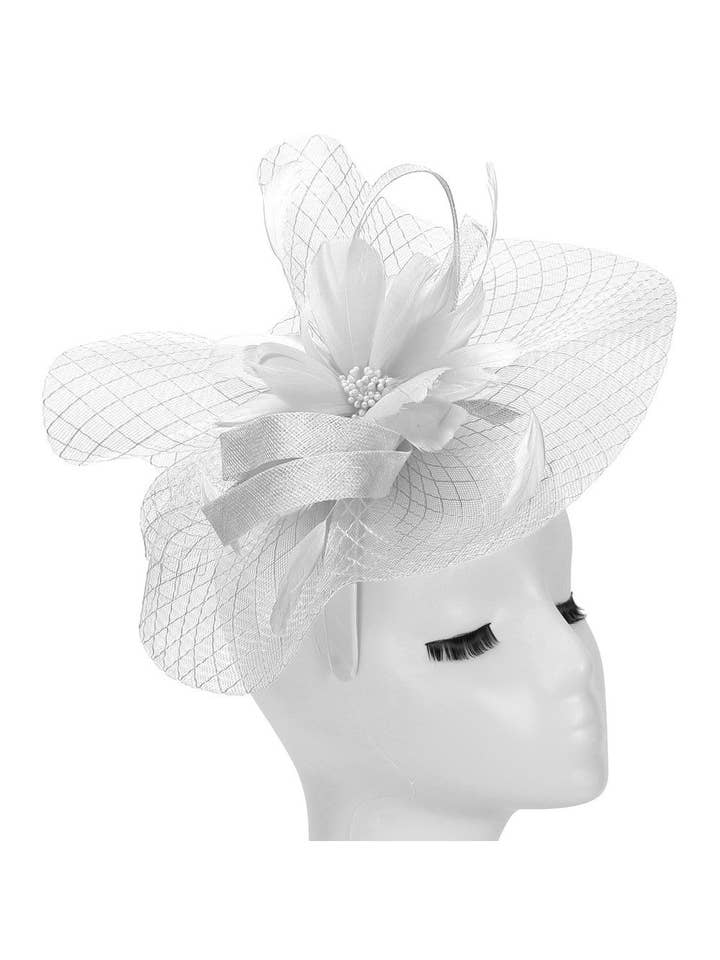 Fascinateur avec fleur en plumes et voile pour la vente par Giovanna