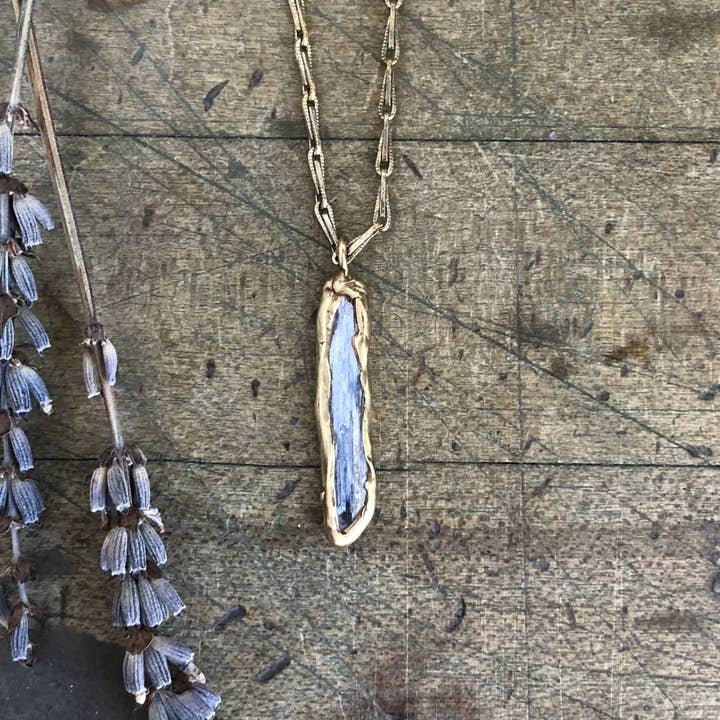 Colgante Guardian - Cianita para venta al por mayor de Emilie Shapiro Jewelry