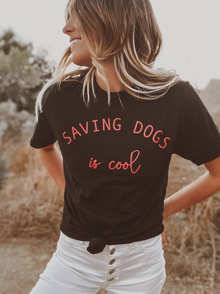 Red Saving Dogs is Cool Schwarzes T-Shirt mit Frontdruck für den Großhandel von PAWZ