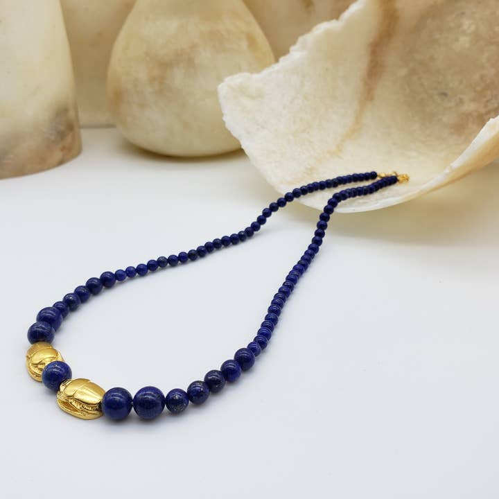 Discoveries, Inc. - Vendita all'ingrosso Collane di perline/perle - Collana con Scarabeo in Lapislazzuli Laureato - Ispirata all'Egitto1