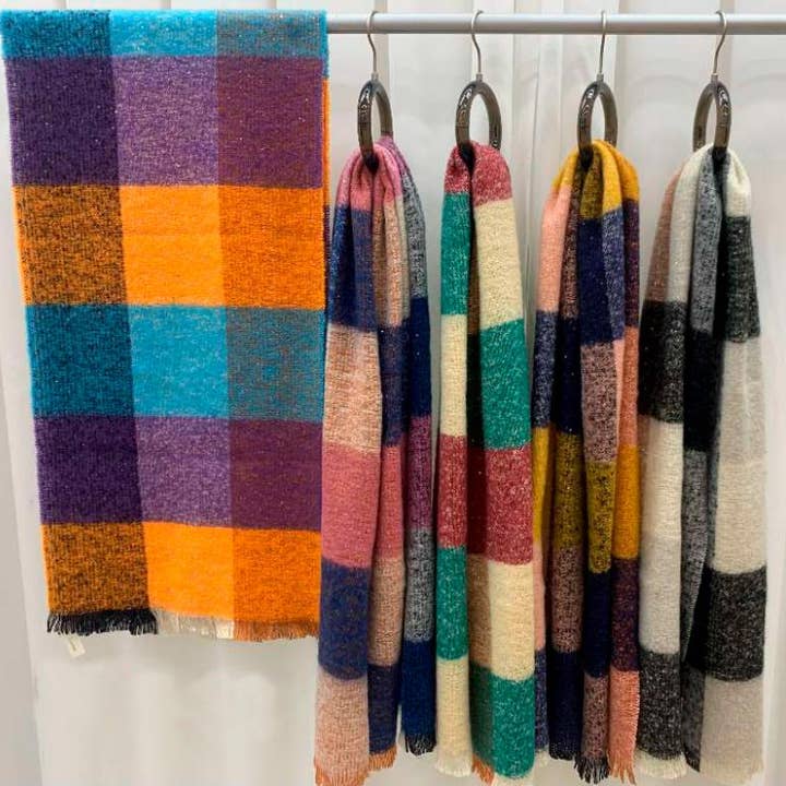 assortimento multicolore Sciarpa in lana da donna con bellissimi colori e design quadrato in vendita all'ingrosso su Faire