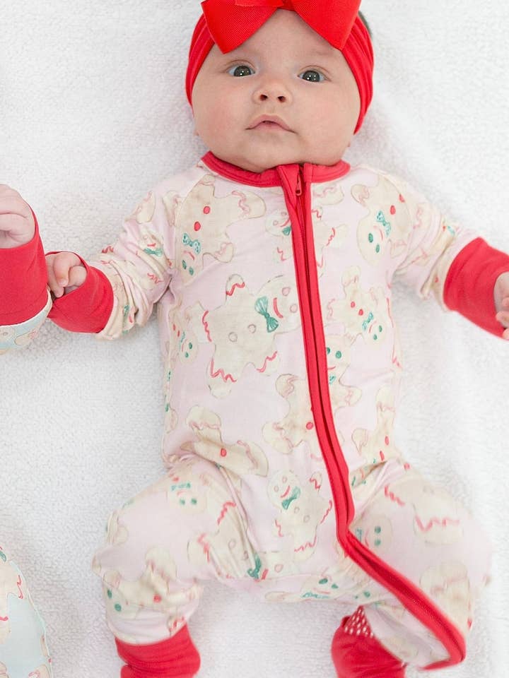 Sweet Bay Clothing – Großhandel Schlafanzug – Baby – Rosafarbener Einteiler mit Reißverschluss in Lebkuchenform
