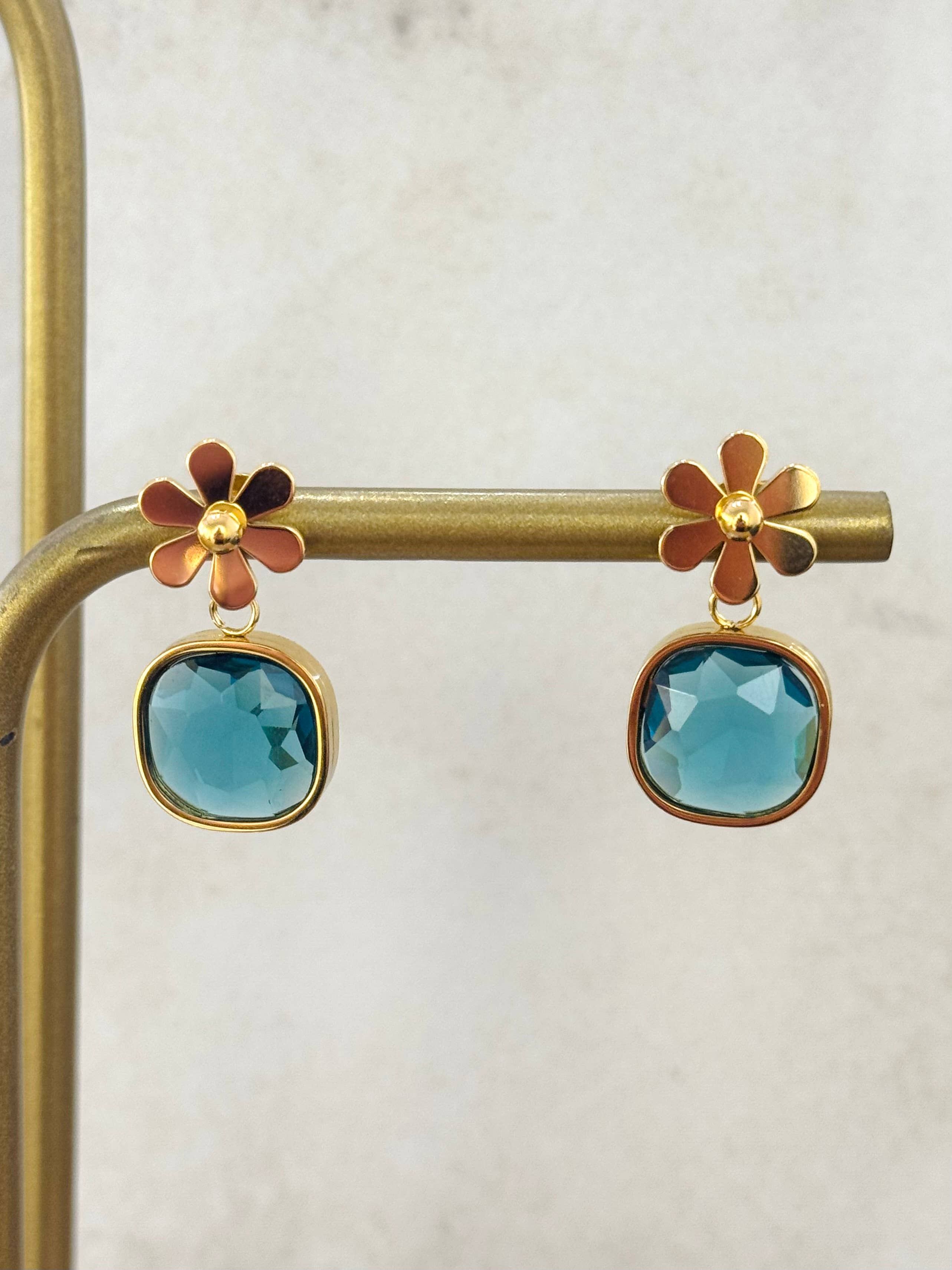 Cassette Barcelona – Engroshandel Hængeøreringe og creoløreringe – Alke blomsterøreringe i rustfrit stål1