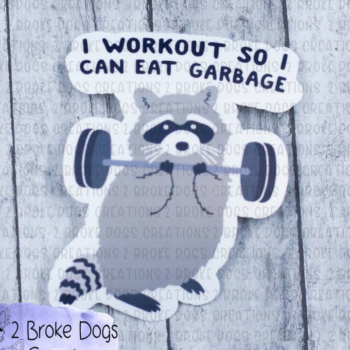 Raton laveur Je m'entraîne pour pouvoir manger des ordures Autocollant pour la vente par 2 Broke Dogs Creations