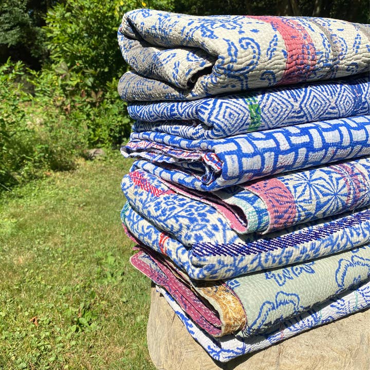 Seeds - Venta al por mayor Edredones acolchados - Edredón Kantha de algodón con estampado de bloques teñidos en blanco e índigo