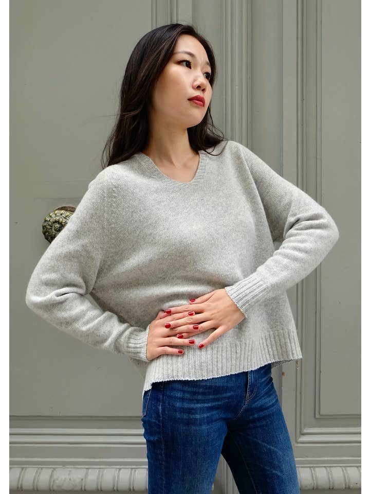 JULIA PARIS - Wholesale Knit Sweater - Women's - V-neck sweater in a wool and cashmere blend7