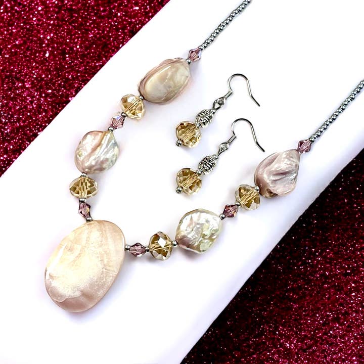 Set di grosse collane di perle d'acqua dolce con ciondolo a forma di conchiglia per la vendita all'ingrosso da parte di Devi Creations