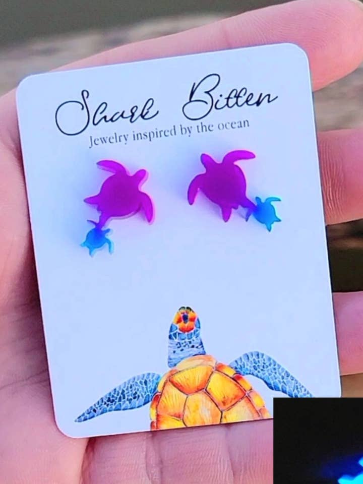 Orecchini a bottone Mama & Baby Glow in the Dark a forma di tartaruga marina per la vendita all'ingrosso da parte di Shark Bitten