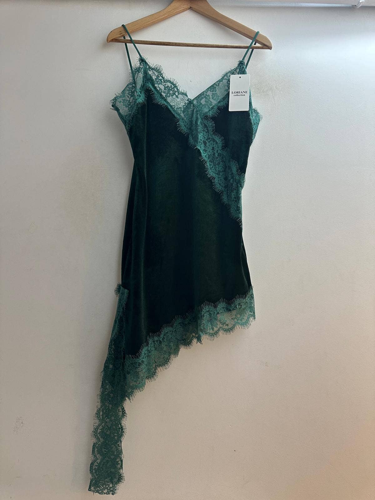 LORIANE – Vestido - Mulher por atacado – 7439V Vestido curto assimétrico de alças em veludo6