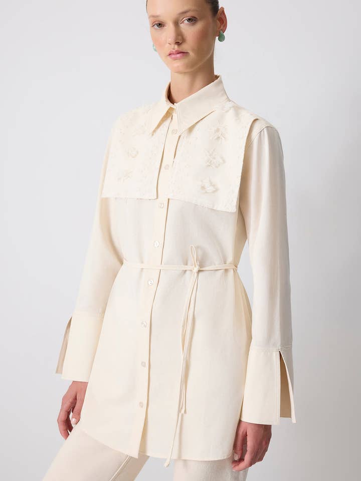 Camisa de Lino con Botones y Canesú de Encaje Floral para venta al por mayor de Touché Privé EU