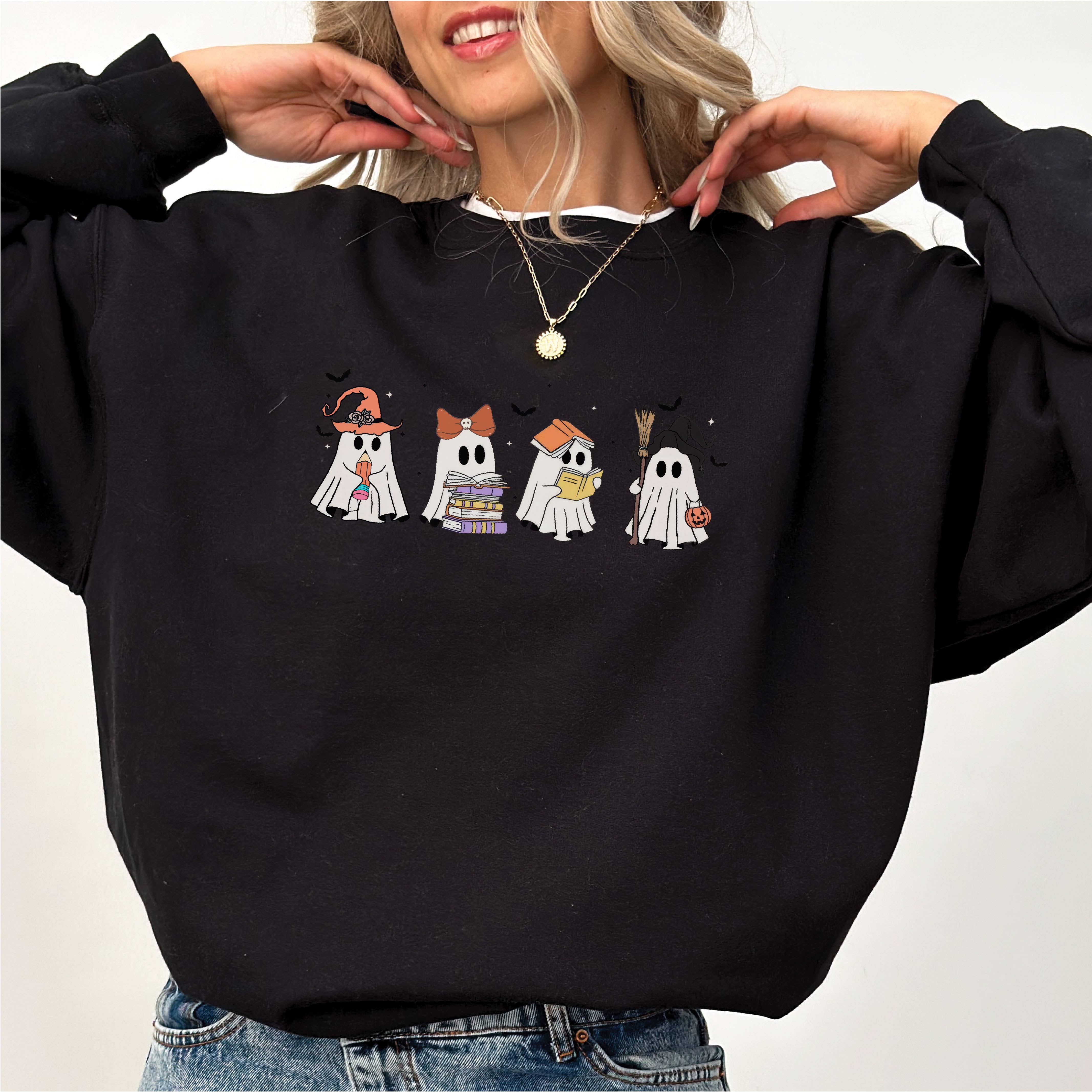 P E T I T R U E – Engroshandel Grafisk Sweatshirt - Dame – Halloween Crewneck Sweatshirt Spøgelser Læser Bøger Sjov2