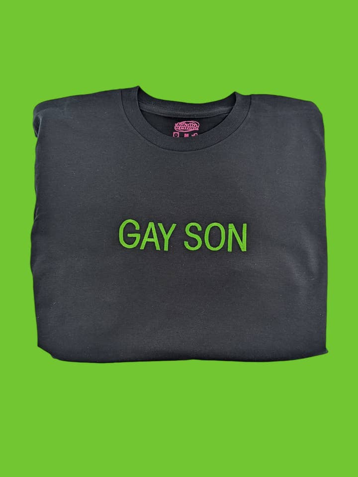 T-shirt brodé unisexe "Fils gay" pour la vente par Totally Iced Out