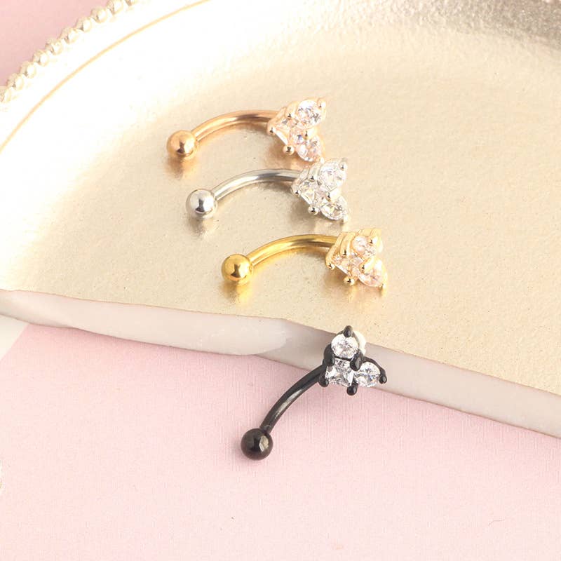 Gemscape UK – Großhandel Bauchnabel-Piercings – Bauchnabelpiercing in Herzform mit drei Kristallsteinen1