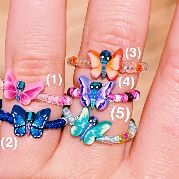 cutandcropped - Venta al por mayor Anillo de banda/apilable - Anillos de arcilla con cuentas de mariposa