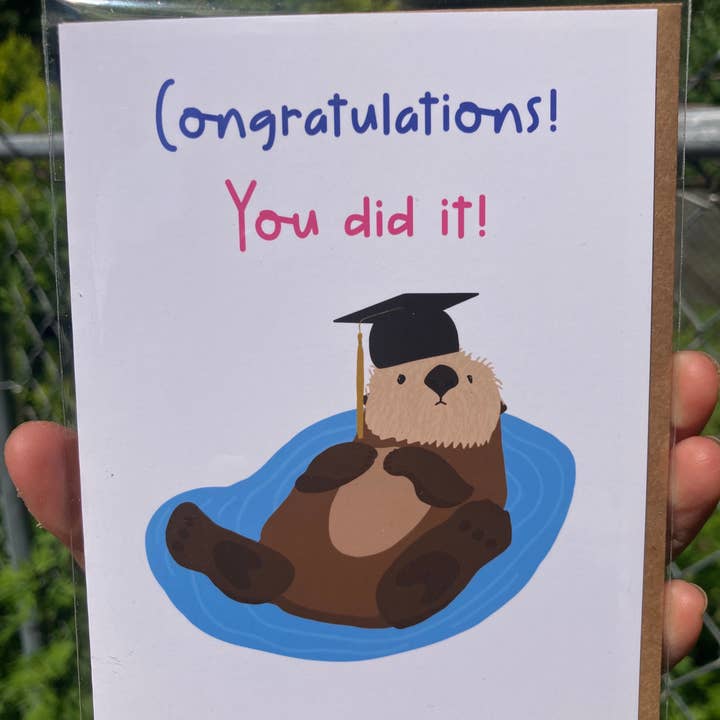 Jenn L Design - Vente Carte de remise de diplôme - Carte de vœux « Graduation Loutre » - Félicitations ! Tu l'as fait
