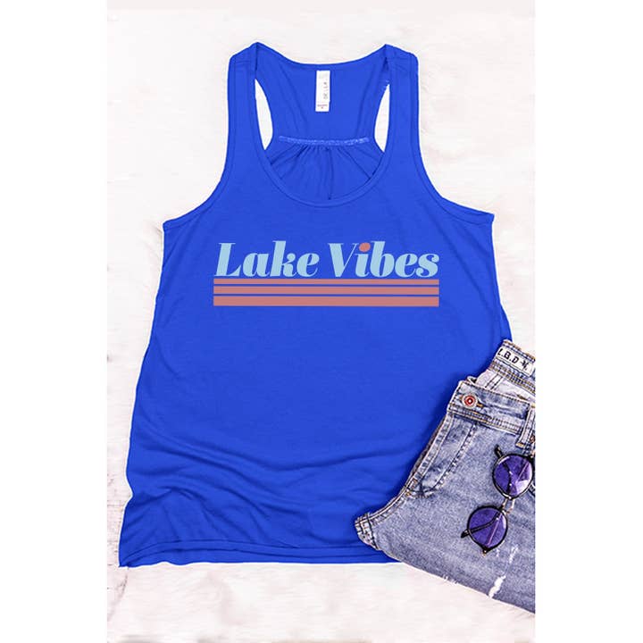 Lake Vibes Sommer Sjov Vand Grafisk Flydende Tank for engroshandel hos Kissed Apparel