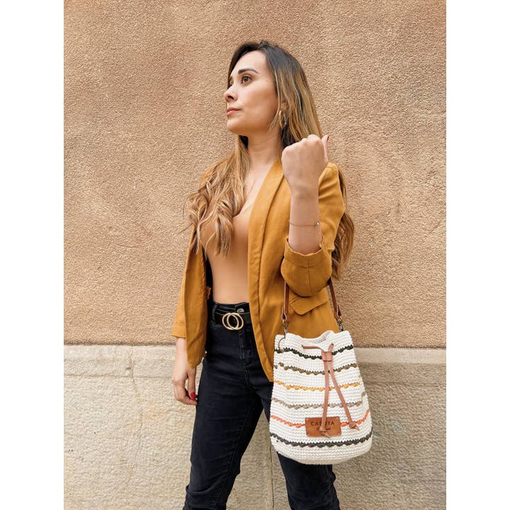 Cabuya Handmade – Engroshandel Crossbodytaske - Dame – Shigra bøtteformet taske med regnbuefarver1