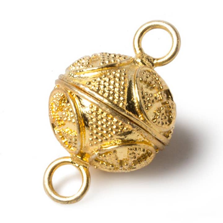 Fermoir magnétique 18 mm plaqué or 22 carats, cercle roval en miligrain, triangle, 1 pièce pour la vente par Beads of Cambay