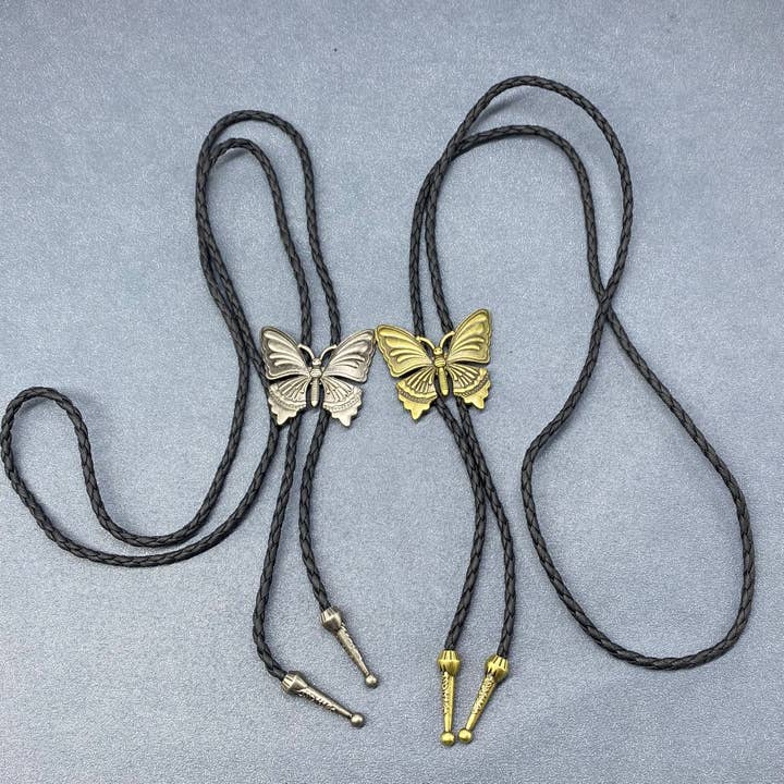 Collier en corde Poirot en cuir artificiel avec pendentif papillon pour la vente par Mio Queena