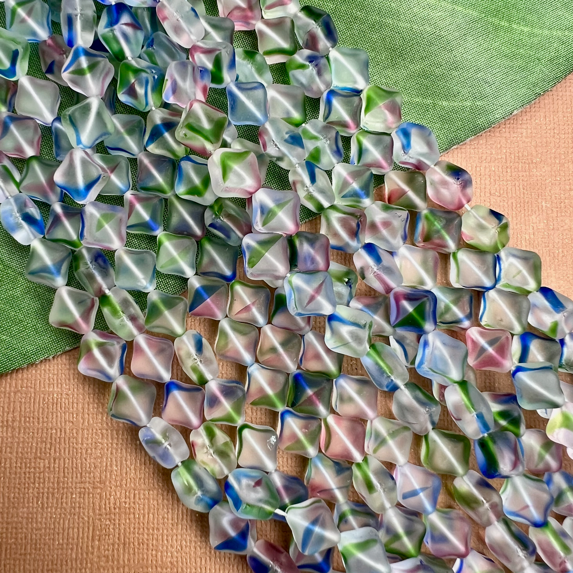 Bead Goes On – Großhandel Perlen – Vintage irisierende Diamantperlen2