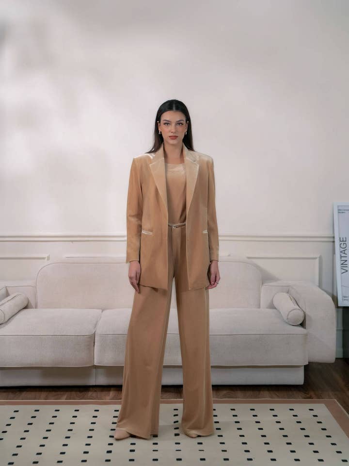 Blazer en velours beige surdimensionné pour la vente par Atelier de La Hang