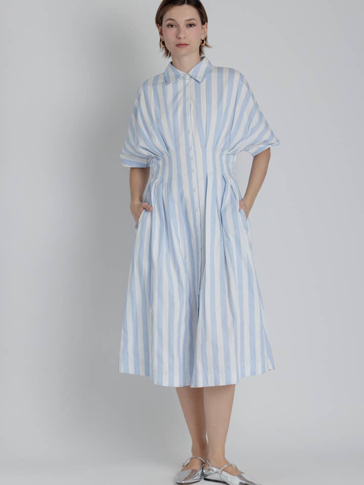 AD2414 - ROBE MIDI PLISSÉE À RAYURES pour la vente par Aureum