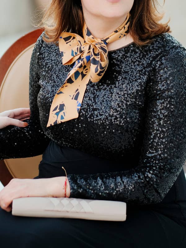 Schimmernder Gold- und Blauschal für Damen für den Großhandel von Mookaite.ch