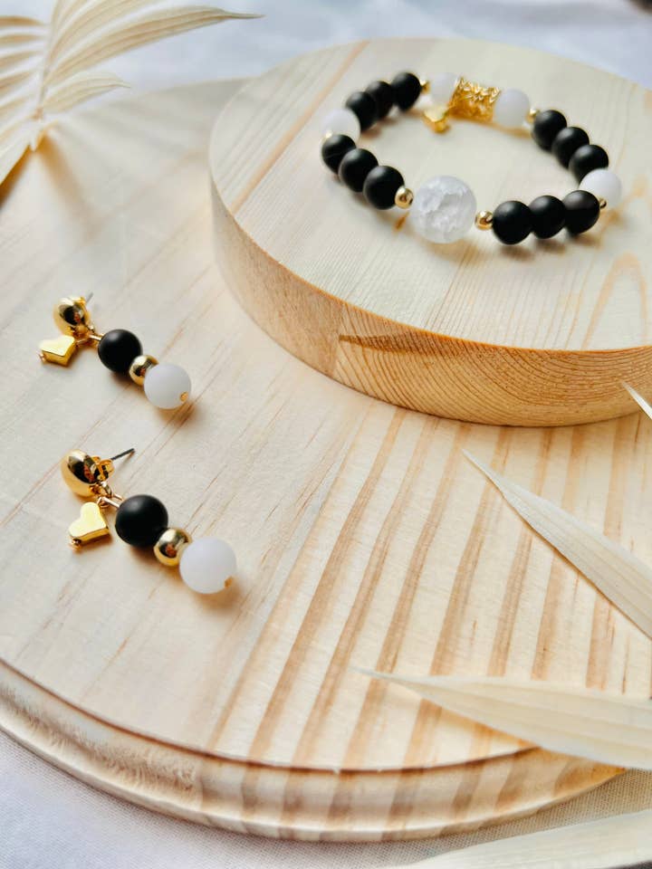 Set armbanden en oorbellen met zwarte, witte en gouden kralen voor wholesale door Lavender Avenue