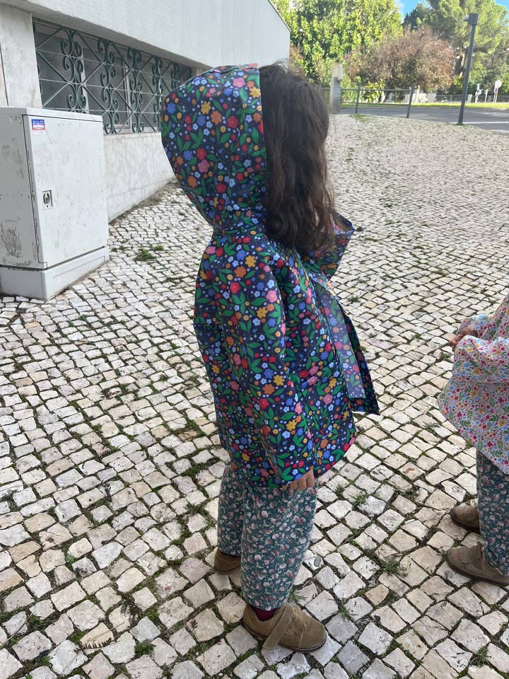 Dark blue raincoat with flowers for wholesale by Pêra Doce