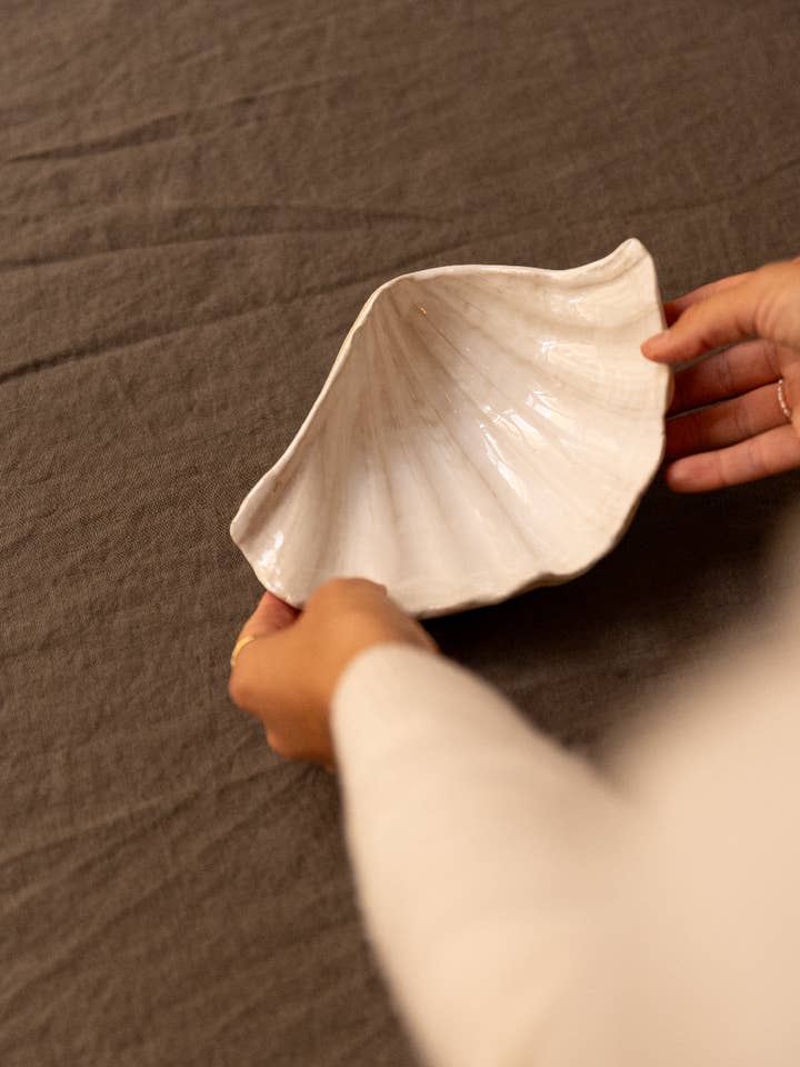 Håndlavet keramisk skål formet som en muslingeskal for engroshandel hos &Friends