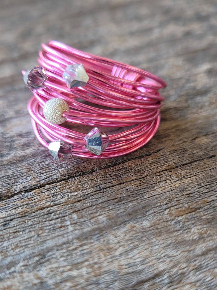 Marcia Wire Wrap Ring i Hot Pink med grå komet Swarovski krystaller for engroshandel hos A Blonde and Her Bag
