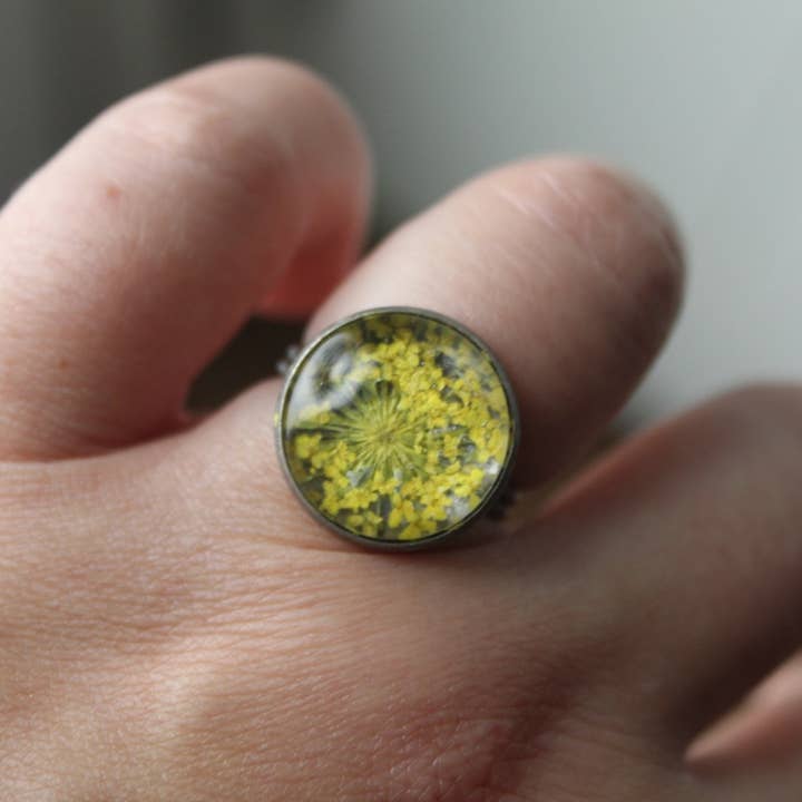 Bague en dentelle de la reine Anne avec fleur pressée • Bague fantaisie ajustable en cuivre • Cadeau de fête des mères pour les amoureux de la nature pour la vente par With Grace Jewelers