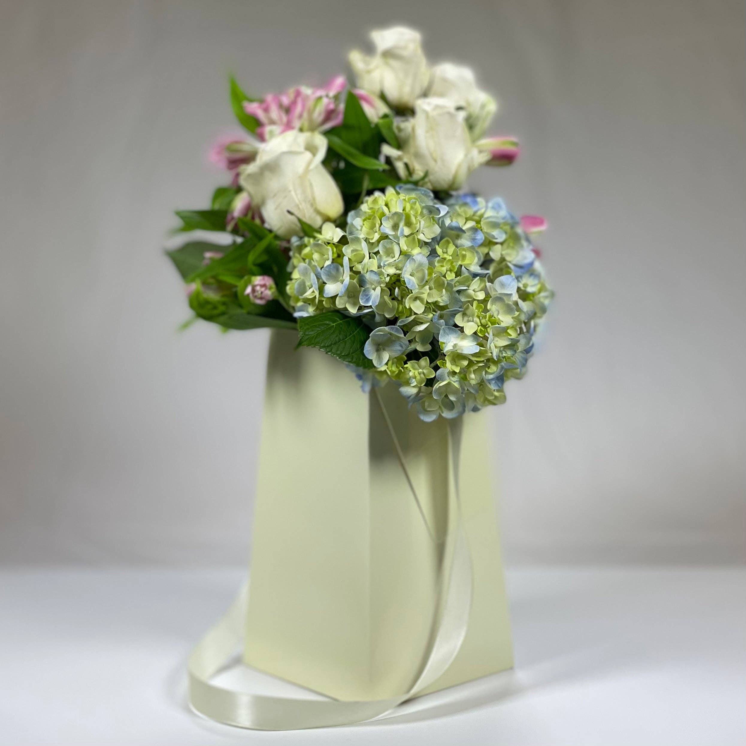 FlowerBox.com – Großhandel Vasen – Cream FlowerBox – Recyclingfähige, wasserfeste Papiervase1
