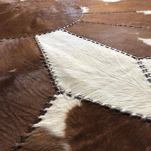 PIGMENTIFY - Vente Tapis - Tapis artisanal rond en peau de vache 100 % naturelle1