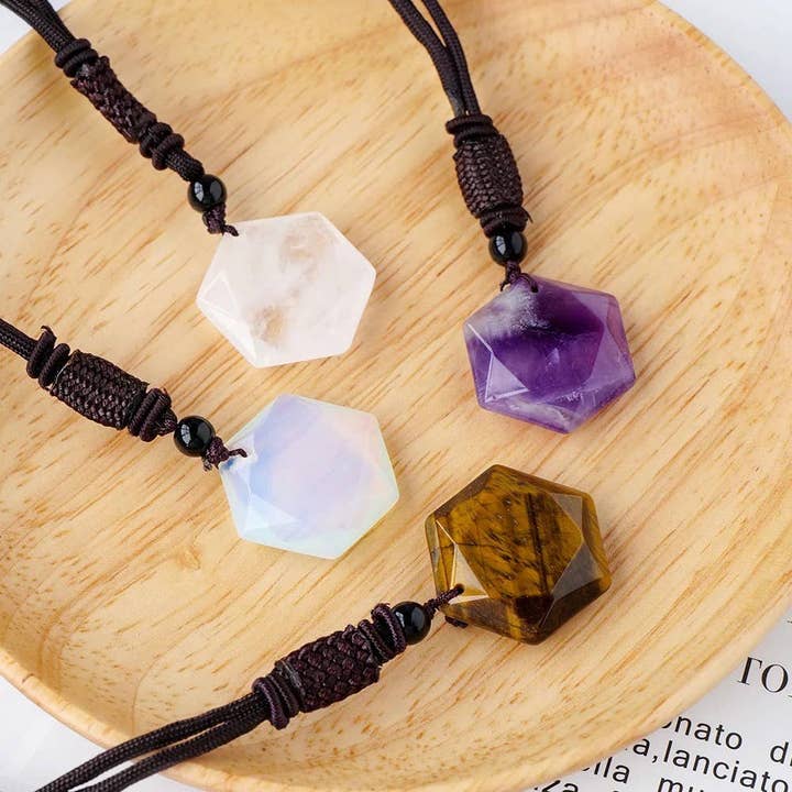 Collier Pendentif Hexagone en Cristal et Pierre Précieuse pour la vente par Earth's Gems BTQ