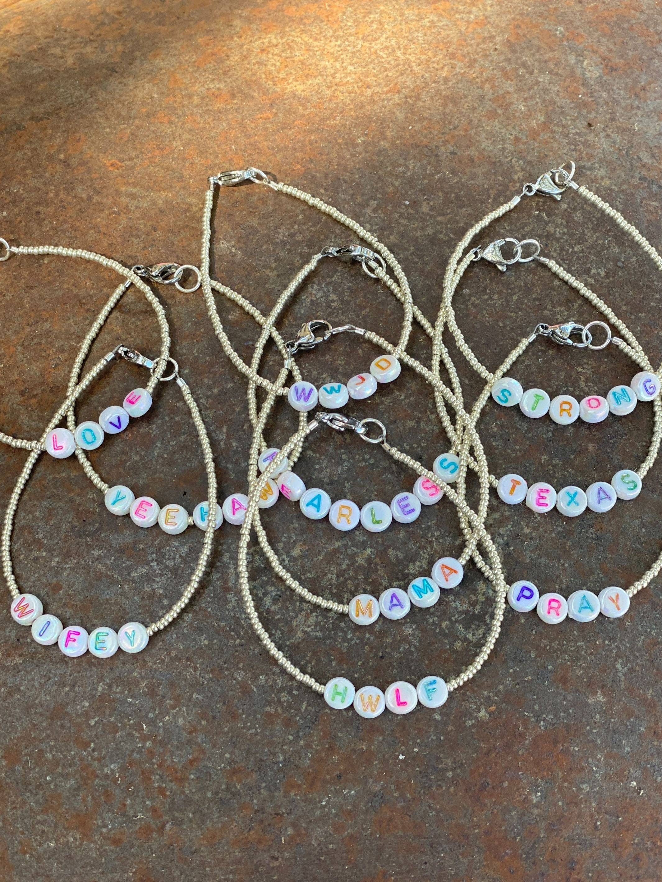 J.Forks Designs – Großhandel Perlenarmband – Wortarmbänder mit silbernen Samenperlen1