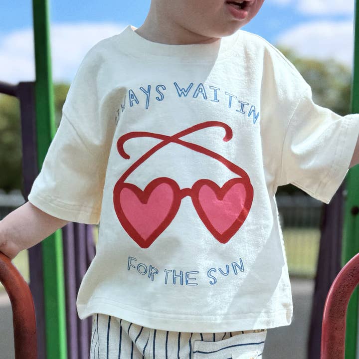 T-shirt Gráfica Infantil de Tamanho Grande | Sempre à Espera do Sol por atacado de SimplyExtraJordanary