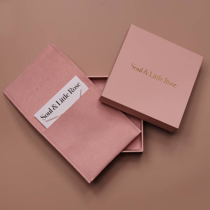 Soul & Little Rose – Großhandel Kette mit Anhänger/Charm – Goldene Halskette mit Mond- und Stern-Edelsteinanhänger7