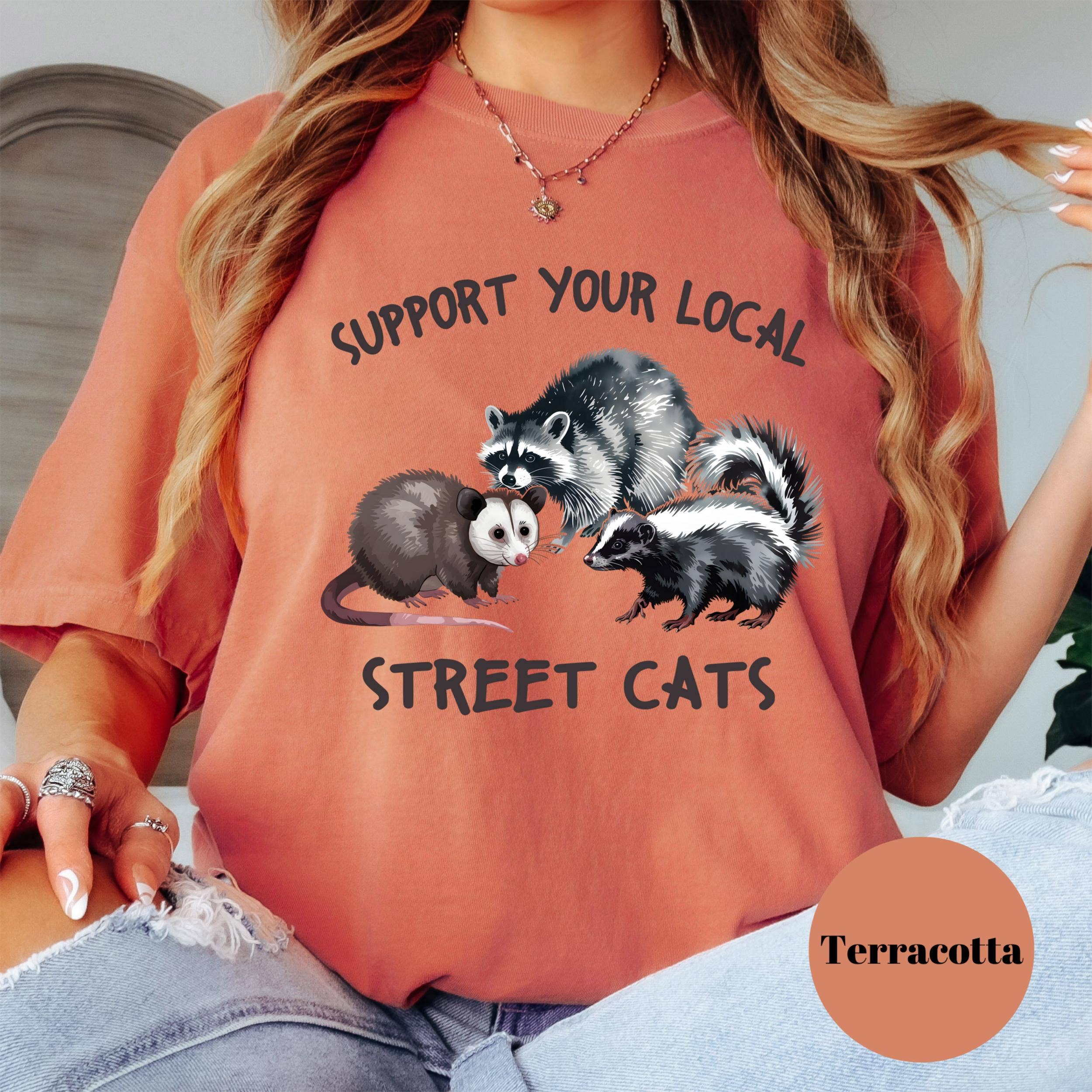 Epic Life  - Designed - Vente T-shirt à imprimés – femme - Soutenez votre t-shirt local pour chats de rue, t-shirt drôle de possum raton laveur mouffette Comfort Colors®, t-shirt humoristique sur la faune urbaine, cadeau mignon d'animaux de poubelle.5