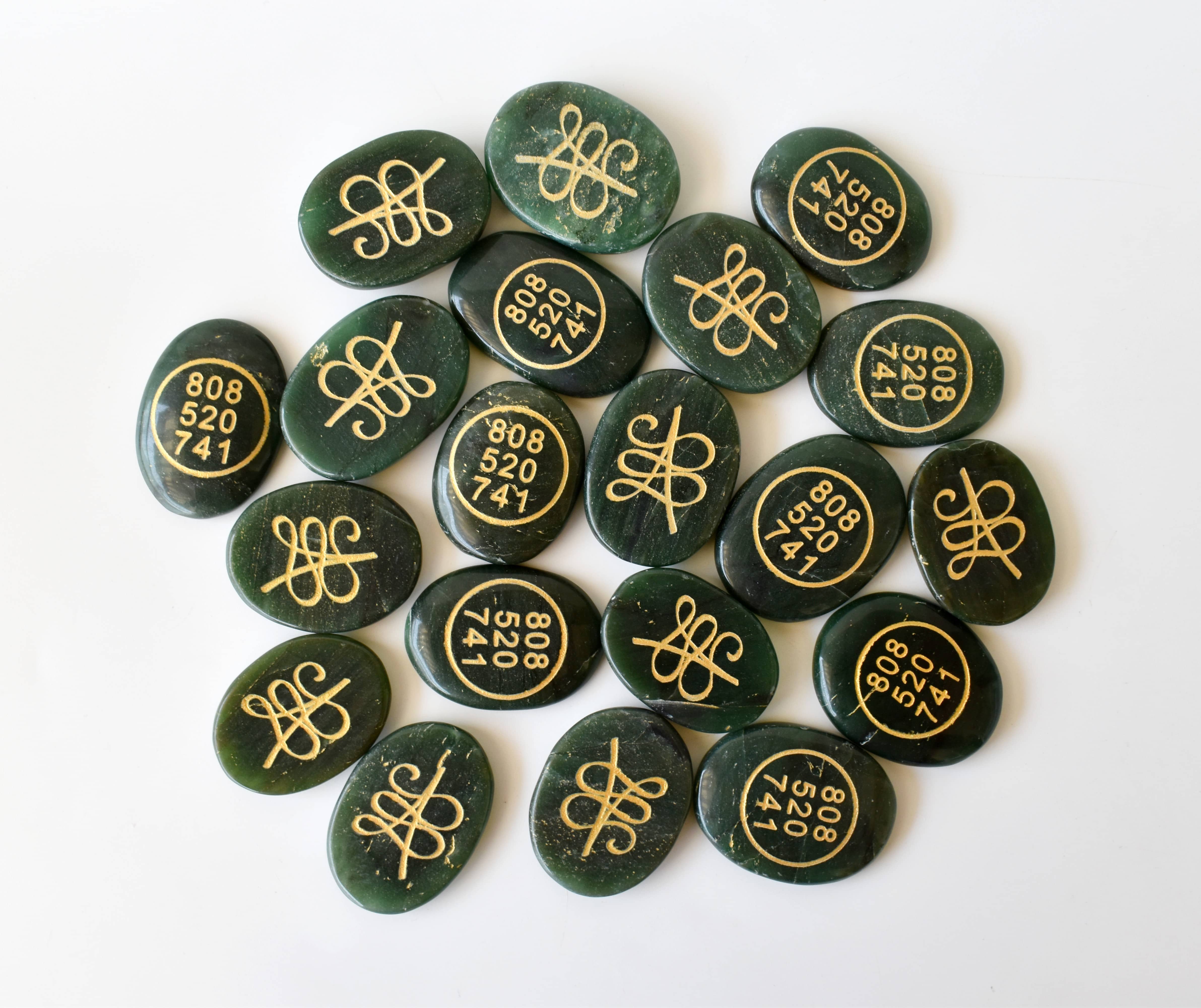 Soothing Crystals – Engroshandel Spirituelle sten og krystaller – Poleret grøn Jade Zibu sten, Oval form Zibu krystaller9