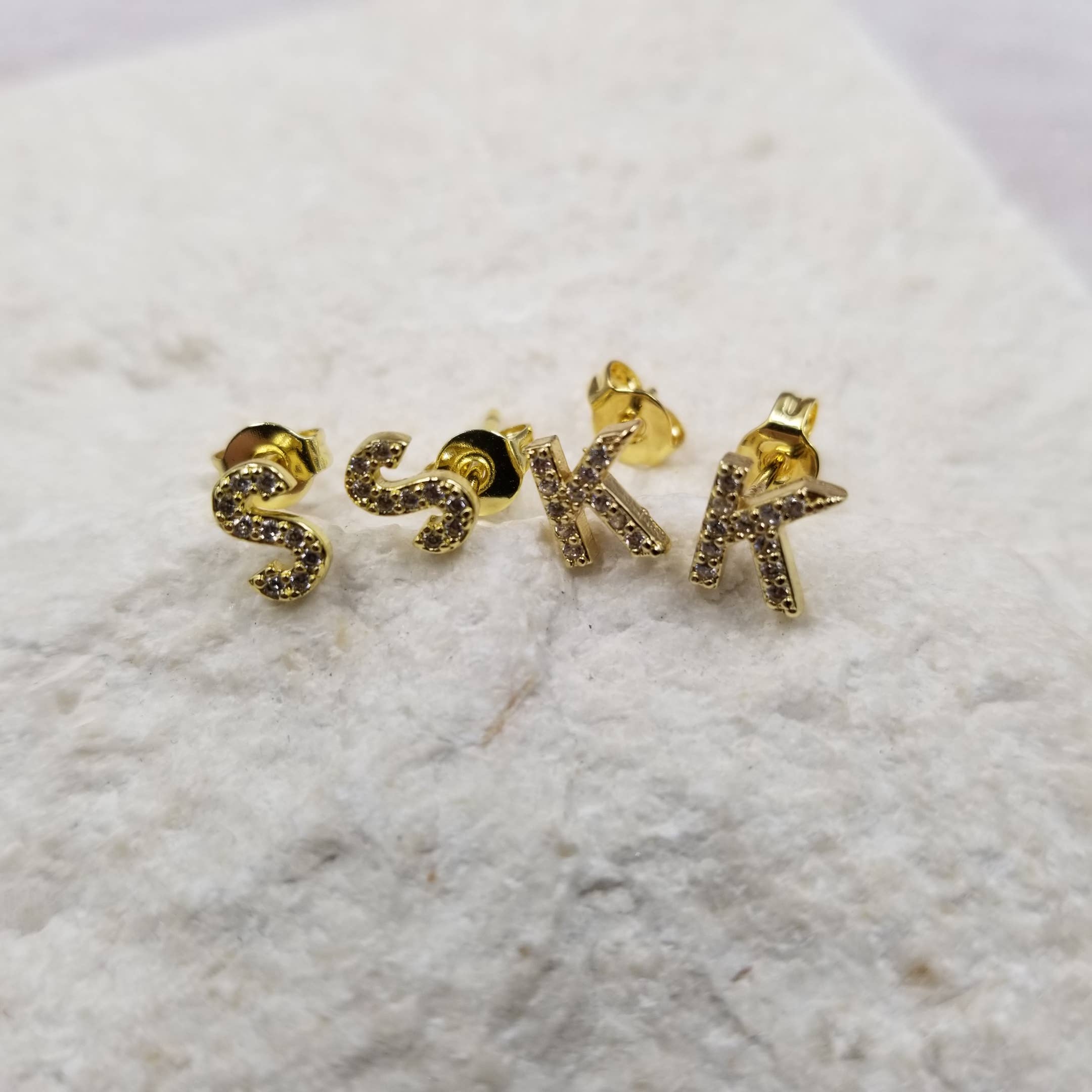 Treasure Wholesale - Vendita all'ingrosso Orecchini a bottone - Orecchini iniziali0