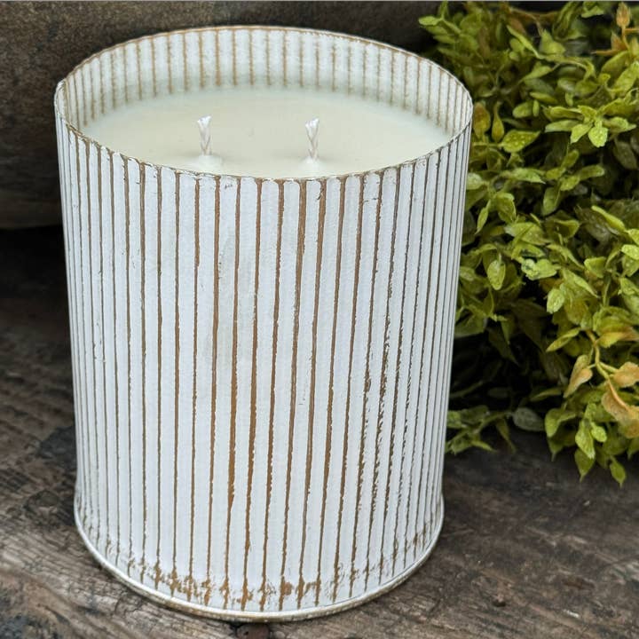 Bougie en cire de soja 40oz Ambre + Mousse de Chêne dans une boîte en métal pour la vente par 1858 Candle Co
