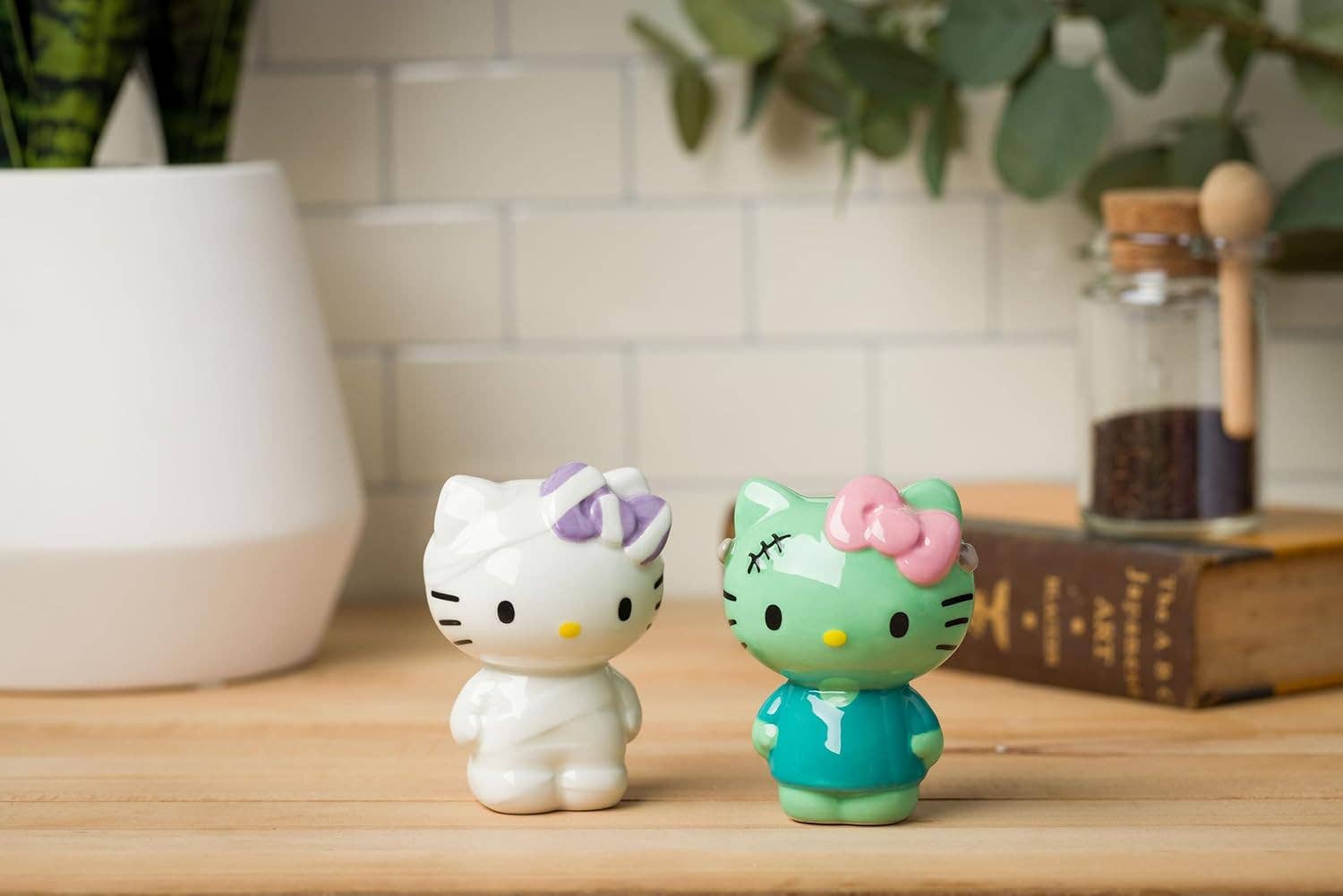 AJ TOYS & GAMES - Wholesale Salt & pepper shaker set - Hello Kitty Halloween Ceramic Salt and Pepper Shaker Set11