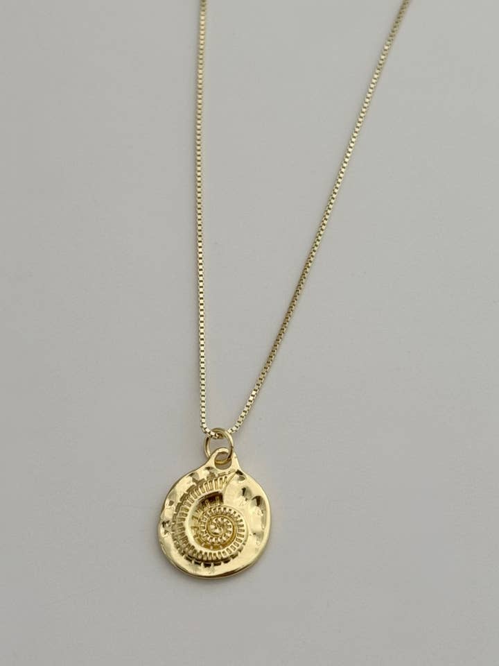 Collier Médaillon Mar pour la vente par Tramps+Thieves