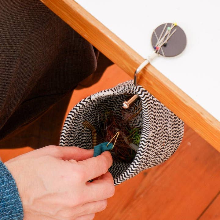 Madam Sew - Wholesale Knutselgereedschap - Hangende schrootbak met magnetische pinhouder - Houd uw naairuimte netjes!5