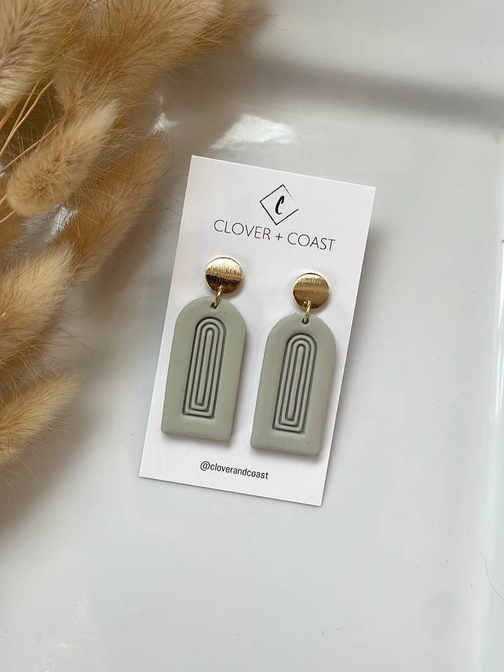 Stephanie - Colgante de arcilla polimérica para venta al por mayor de Clover + Coast Designs