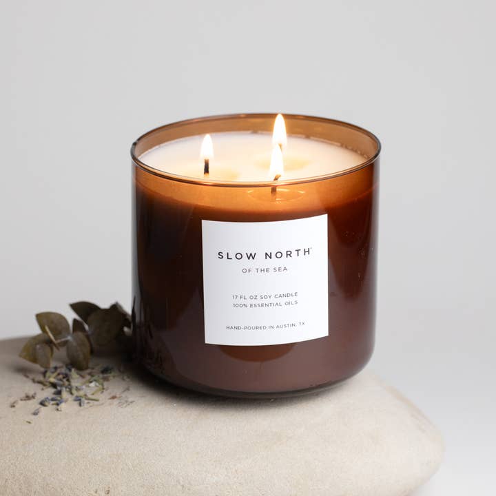 Del Mar - Vela de Soja No Tóxica de 3 Mechas, Aceites Esenciales, Favorita de las Fiestas para venta al por mayor de Slow North