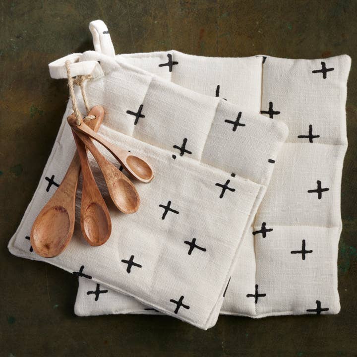 Set Of 2 Pot holders & Acacia wooden measuring spoon set for wholesale by Rich Home Linens