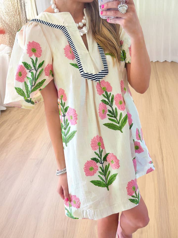 Vestido mini floral con cuello dividido, manga corta y ribete a rayas azules. para venta al por mayor de EG fashion